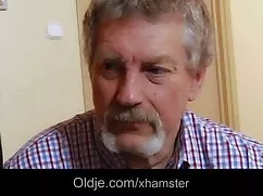 Ariana Grande guarda ...